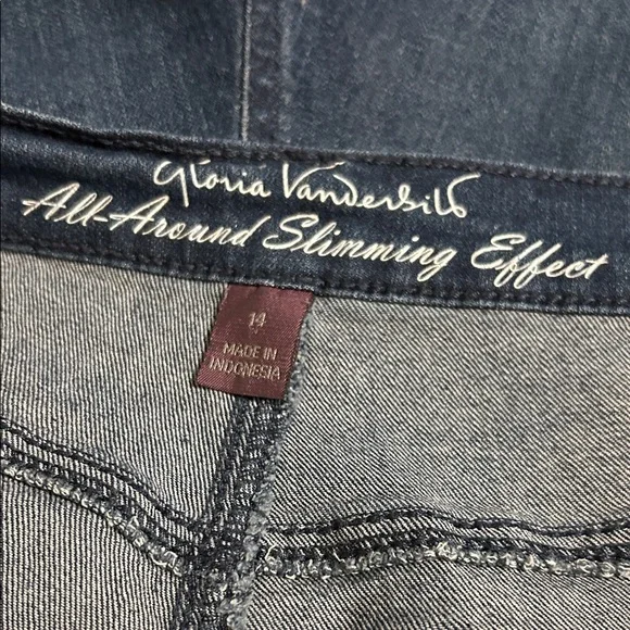 Gloria Vanderbilt Denim Blue Floral Shorts - Picture 6 of 9